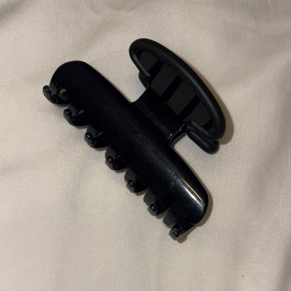 Black Hair Claw Clip